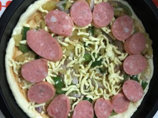 8、热狗土豆披萨,洒一层芝士再放热狗