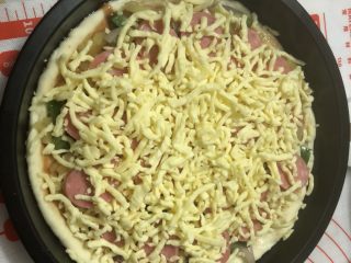 9、热狗土豆披萨,然后洒上厚厚的芝士