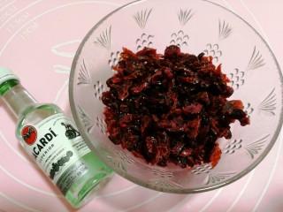 2、蔓越莓曲奇饼干,用朗姆酒将蔓越莓果干泡一下，别有一番风味。