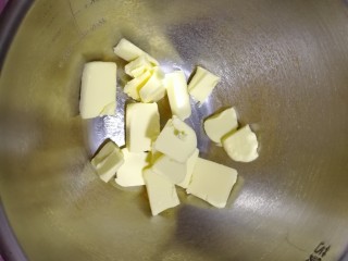 3、蔓越莓曲奇饼干,黄油放盆內