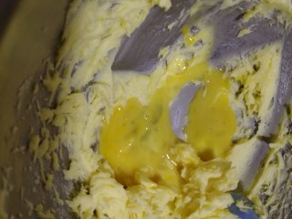 5、蔓越莓曲奇饼干,再加蛋液打匀。