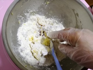7、蔓越莓曲奇饼干,或戴上手套快速抓匀。