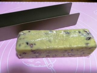 9、蔓越莓曲奇饼干,包好后，放模具中整形。然后放入冰箱冷冻4小时。隔夜更好。