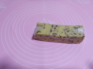 10、蔓越莓曲奇饼干,把冻好的蔓越莓从冰箱取出。