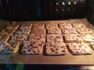 12、蔓越莓曲奇饼干,放入烤箱，中层，上下火165度，20分钟。