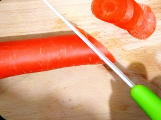 2、风靡欧洲的健康网红~橙色Smoothie Bowl,胡萝卜切片。