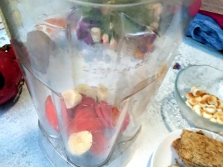 5、风靡欧洲的健康网红~橙色Smoothie Bowl,香蕉，冷冻胡萝卜放入料理机。