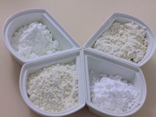 1、［鹿小鹿］治愈系网红曲奇,提前准备好粉类材料备用