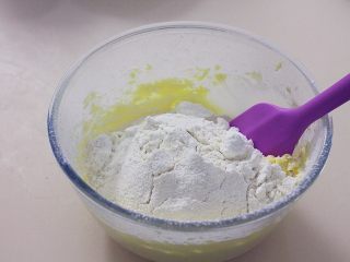 6、［鹿小鹿］治愈系网红曲奇,用Z字法快速搅拌，切记不要搅拌太多次，面粉容易起筋