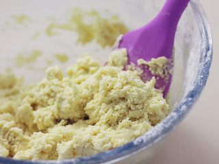 7、［鹿小鹿］治愈系网红曲奇,用法焙客大号硅胶刮刀搅拌均匀