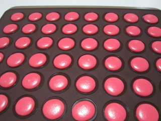 11、法式甜点马卡龙,烤盘放上硅胶垫，将面糊挤到垫子上大小随意。我挤得小，烤好了才3cm大小