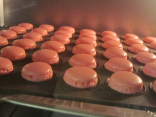 14、法式甜点马卡龙,大概8分钟左右见出现裙边后转140度至熟（见表皮稍有上色），这个过程大概有12-15分钟