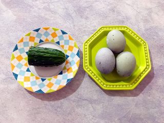 1、吃掉一朵花～香油凉拌青瓜皮蛋花,首先我们准备好所有食材，额，就是这样简单