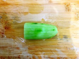 2、吃掉一朵花～香油凉拌青瓜皮蛋花,青瓜去皮，洗净