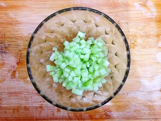 3、吃掉一朵花～香油凉拌青瓜皮蛋花,如图所示，将青瓜切成小丁，备用