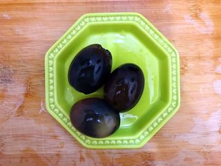 4、吃掉一朵花～香油凉拌青瓜皮蛋花,皮蛋去壳，用饮用水冲洗干净