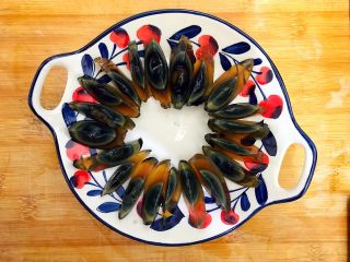 5、吃掉一朵花～香油凉拌青瓜皮蛋花,将皮蛋一片一片切开，如图所示，摆放