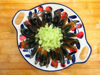 6、吃掉一朵花～香油凉拌青瓜皮蛋花,再将切好的青瓜丁全部堆放到中间