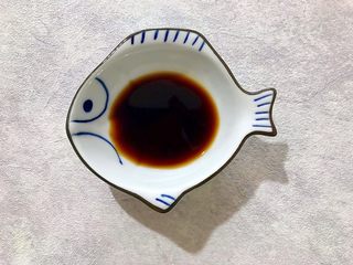 7、吃掉一朵花～香油凉拌青瓜皮蛋花,下面我们来调味，适量生抽