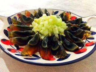 11、吃掉一朵花～香油凉拌青瓜皮蛋花,淋好了
