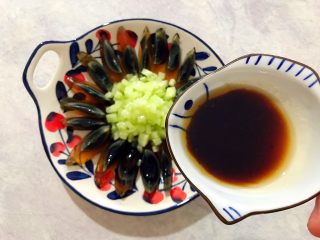 10、吃掉一朵花～香油凉拌青瓜皮蛋花,均匀淋到皮蛋花上面