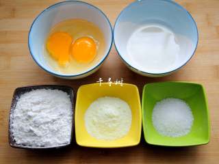 1、香浓蛋奶黄金豆,称量配方所需的鸡蛋、植物油、低筋粉、奶粉和白砂糖。