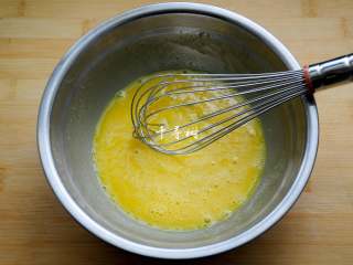 3、香浓蛋奶黄金豆,鸡蛋液搅打到散开就行了，不用搅打到打发状态，搅拌的目的是为了将白砂糖完全融化，而不是为了打发。