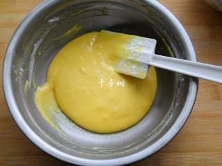 7、香浓蛋奶黄金豆,再次搅拌均匀成光滑细腻面糊。