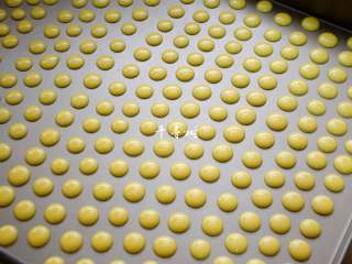 12、香浓蛋奶黄金豆,终于挤完了，看着排列整齐的黄金小豆豆真是赏心悦目，强迫症患者的福音。