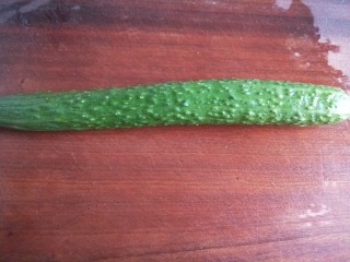 2、凉拌黄瓜卷,黄瓜两条洗干净。