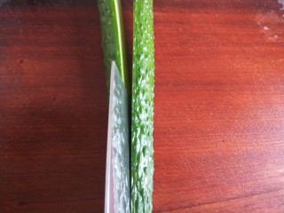 3、凉拌黄瓜卷,中间切开。