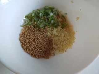 8、凉拌黄瓜卷,加入熟芝麻，葱花。