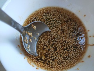 12、凉拌黄瓜卷,搅拌均匀备用。