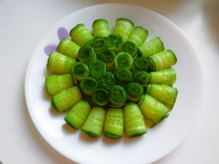 14、凉拌黄瓜卷,摆放盘中。