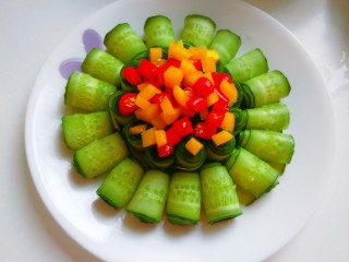 15、凉拌黄瓜卷,红椒，黄椒丁撒在中间。