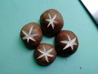 1、网红芝士煮辛拉面,香菇切花，洗净备用