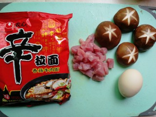 2、网红芝士煮辛拉面,我这附近超市只有这种辛拉面，还是很劲道的