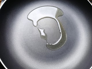 3、网红芝士煮辛拉面,锅里放油