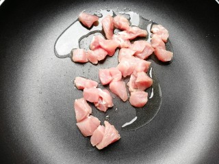 4、网红芝士煮辛拉面,油烧热放入肉丁