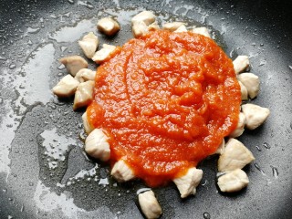 6、网红芝士煮辛拉面,放入披萨酱，这是我自己做的披萨酱，喜欢吃辣的可以放韩式辣酱