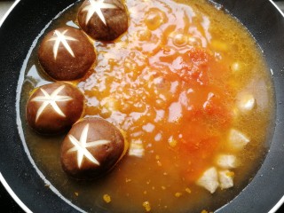 7、网红芝士煮辛拉面,加适量开水，煮开