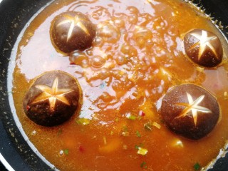 8、网红芝士煮辛拉面,放入辛拉面里面的调料包