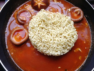 9、网红芝士煮辛拉面,放入面饼