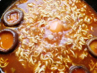 10、网红芝士煮辛拉面,面煮开后，打入一个鸡蛋