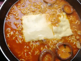 11、网红芝士煮辛拉面,盖上芝士片，我放了三片，不过只拍了两片的照片