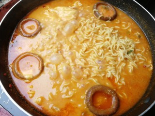 12、网红芝士煮辛拉面,煮到芝士化开，喜欢干一点的少放一些开水，我想喝点汤。水就放得多些