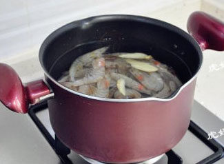 1、傻白甜式快手早餐：菠萝虾仁披萨 ,海虾洗净放入锅中，加几片姜，再倒入清水，开大火煮。