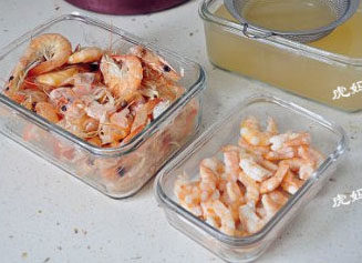 2、傻白甜式快手早餐：菠萝虾仁披萨 ,煮好的虾捞出后剥壳去虾线，煮虾的汤过滤后留着煮面很鲜的。