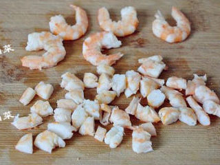 3、傻白甜式快手早餐：菠萝虾仁披萨 ,将虾仁切成小段待用。