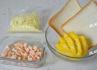 4、傻白甜式快手早餐：菠萝虾仁披萨 ,做早餐，可以头天晚上将这些食材准备好，转天就会轻松快速的上桌。